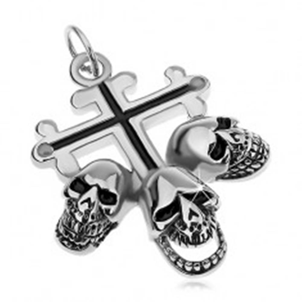 Šperky eshop Oceľový prívesok striebornej farby, ľaliový kríž s čiernymi líniami, tri lebky