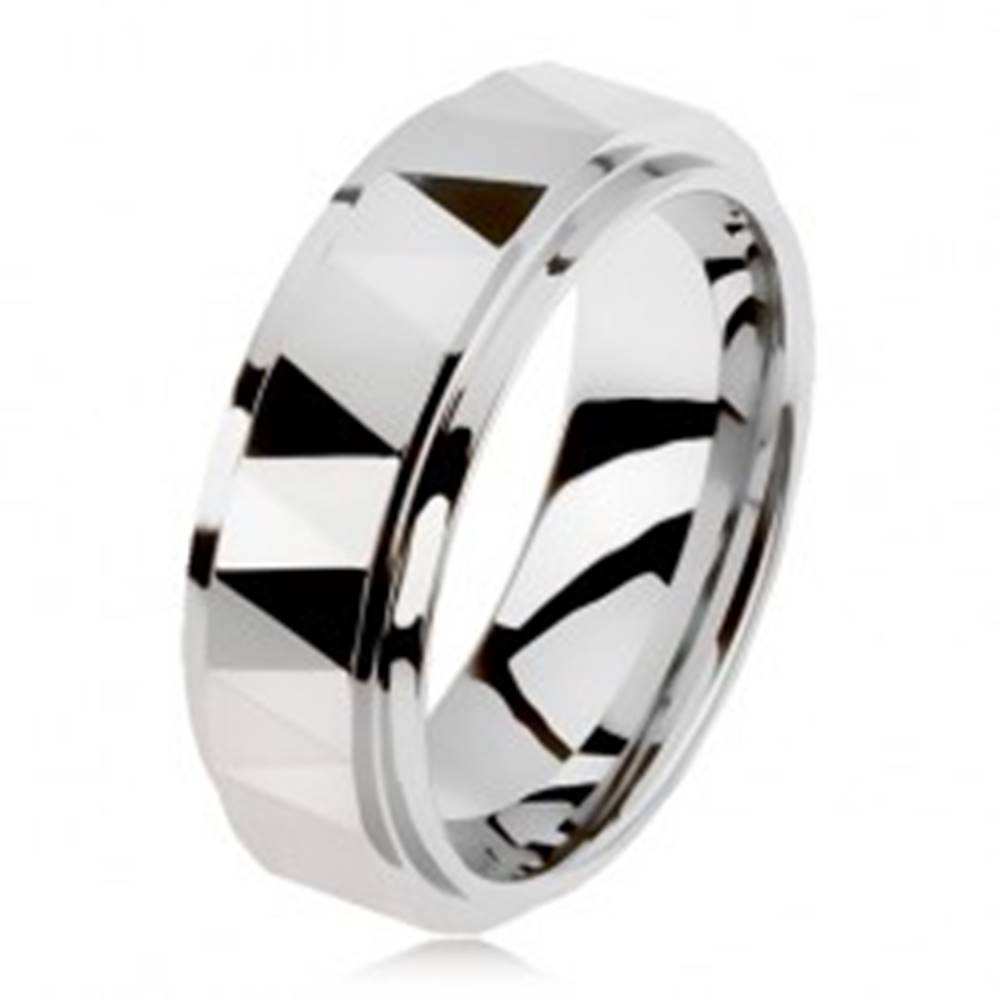 Šperky eshop Volfrámový brúsený prsteň striebornej farby, trojuholníky, vyvýšený stredový pás - Veľkosť: 49 mm