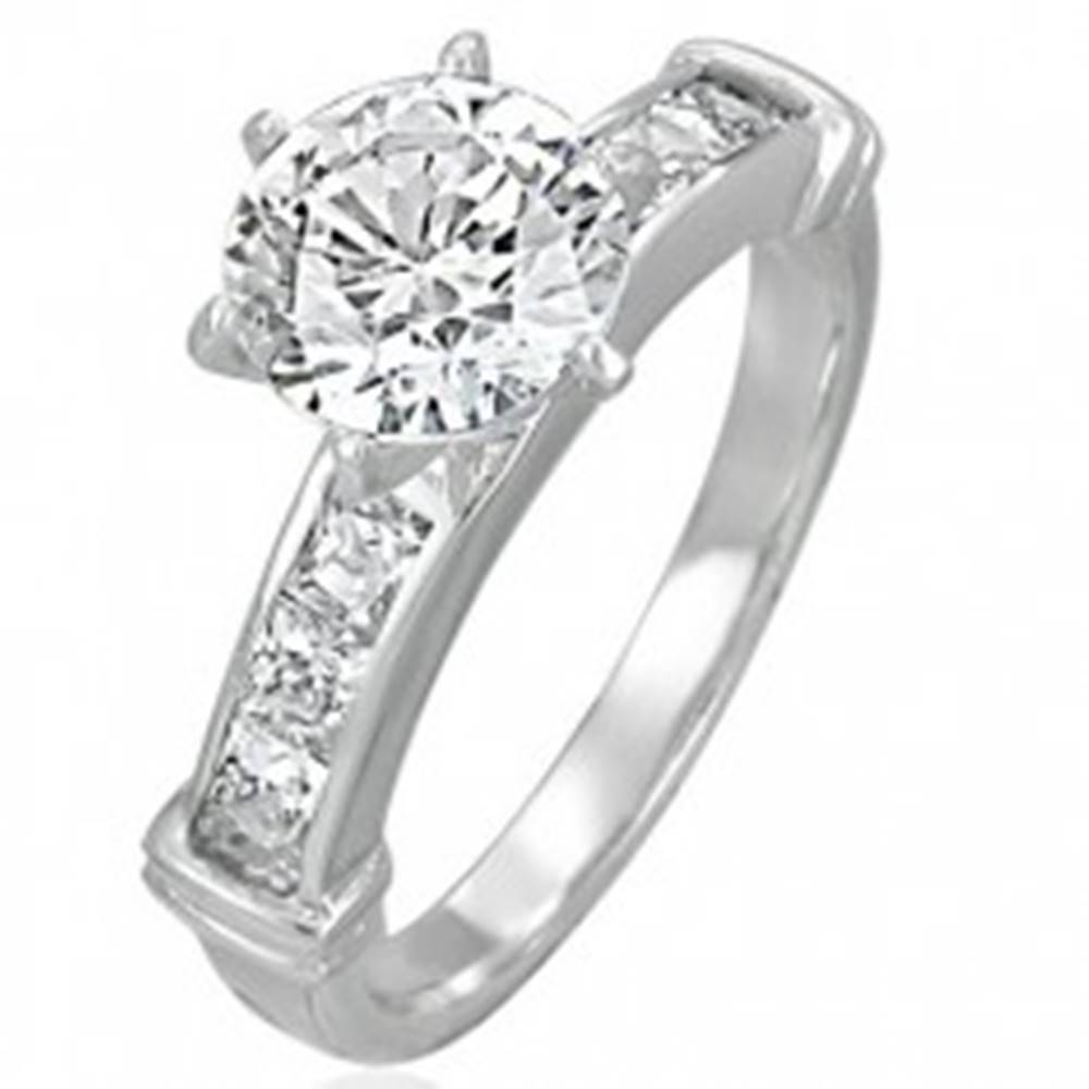 Šperky eshop Zásnubný prsteň s veľkým vsadeným zirkónom, línia zirkónov v hranatej prednej časti - Veľkosť: 49 mm
