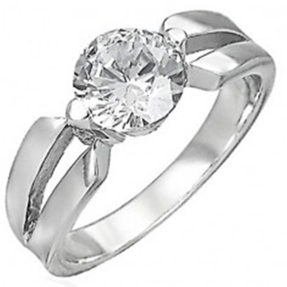 Šperky eshop Zásnubný prsteň z chirurgickej ocele, veľký číry zirkón, výrezy na ramenách - Veľkosť: 48 mm