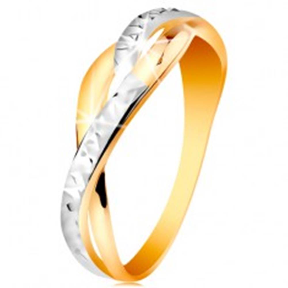 Šperky eshop Dvojfarebný prsteň v 14K zlate - rozdelené a zvlnené línie ramien, ligotavé zárezy - Veľkosť: 48 mm