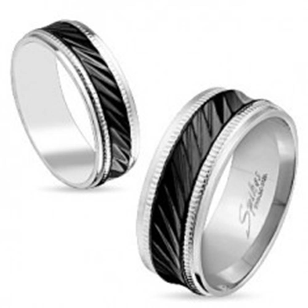 Šperky eshop Oceľová obrúčka striebornej farby, čierny pás so šikmými zárezmi, vrúbky, 6 mm - Veľkosť: 49 mm