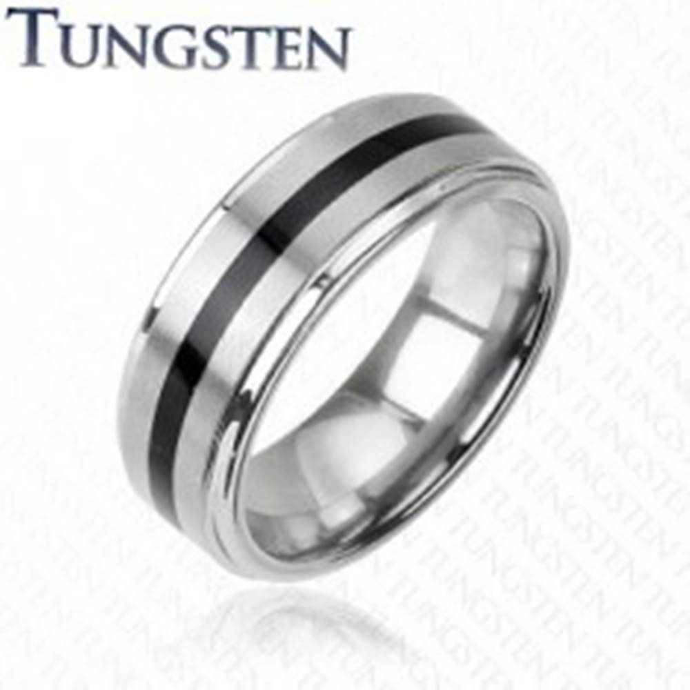 Šperky eshop Wolfrámový prsteň striebornej farby - čierny stredový pás - Veľkosť: 49 mm