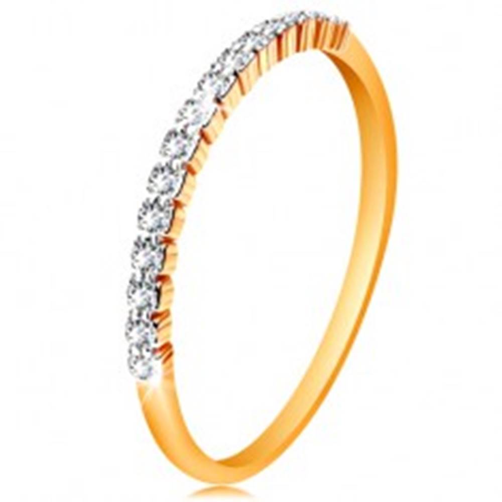 Šperky eshop Zlatý 14K prsteň - pás trblietavých čírych zirkónikov, lesklé ramená - Veľkosť: 49 mm
