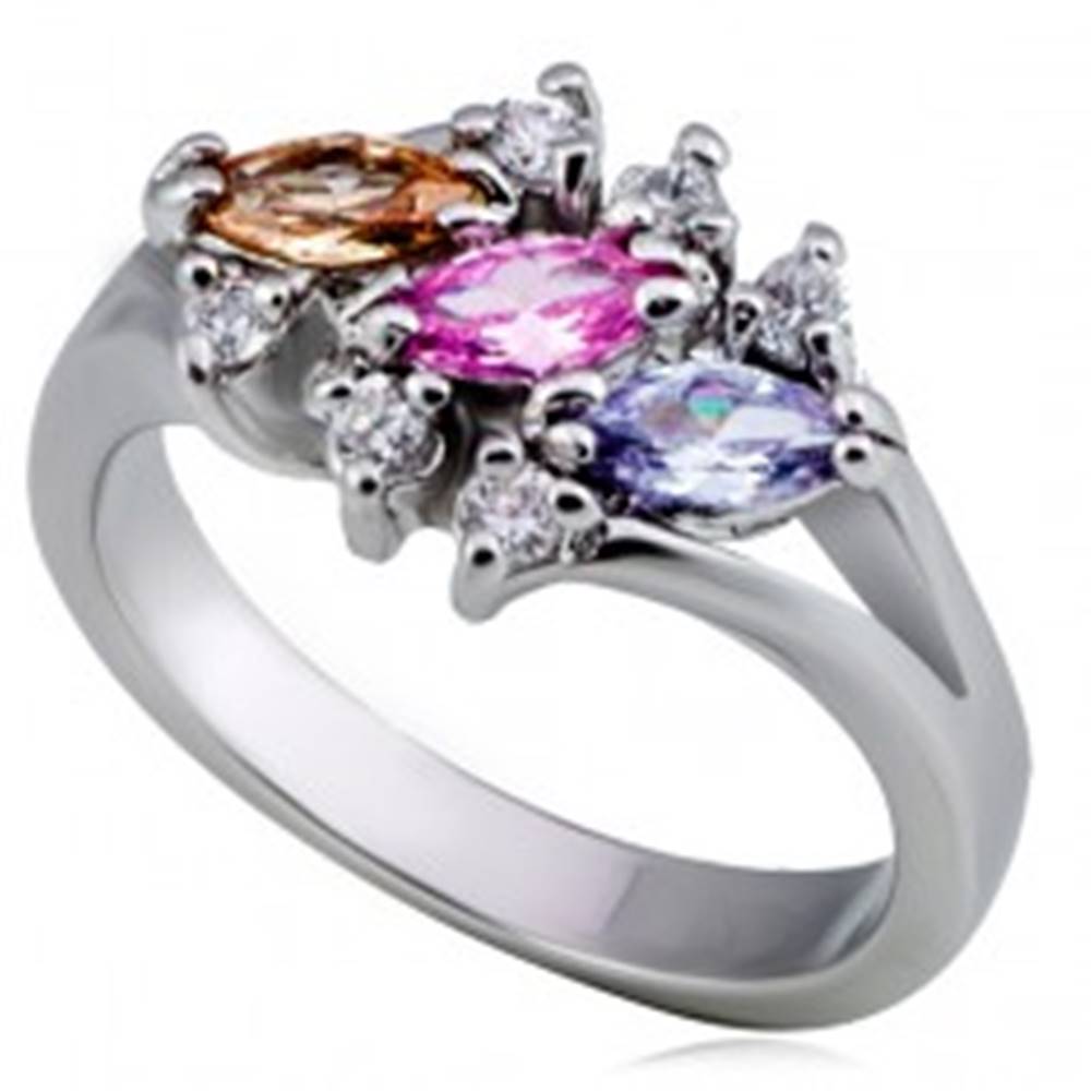 Šperky eshop Lesklý kovový prsteň - tri farebné zrnkové zirkóny, číry lem - Veľkosť: 49 mm