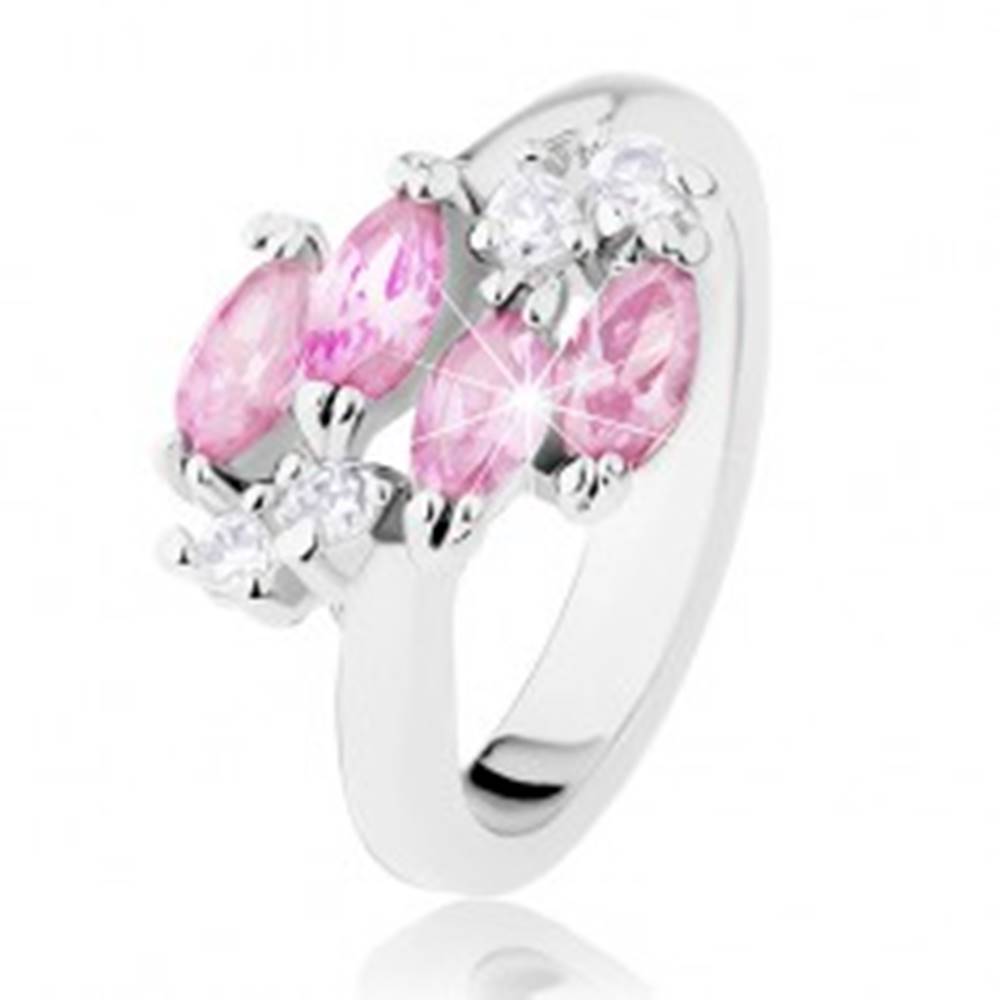 Šperky eshop Lesklý prsteň v striebornej farbe, ružové zirkónové zrnká, číre zirkóniky - Veľkosť: 49 mm