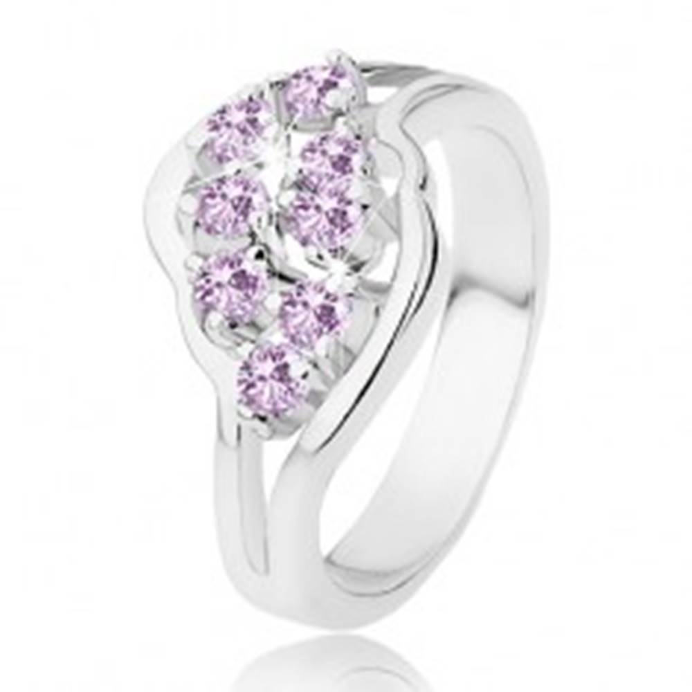 Šperky eshop Ligotavý prsteň s rozdelenými ramenami, fialové okrúhle zirkóniky - Veľkosť: 51 mm