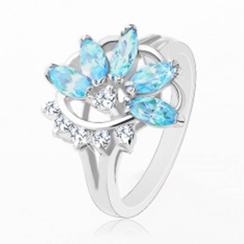 Šperky eshop Prsteň s lesklými rozdelenými ramenami, modro-číry polovičný kvet - Veľkosť: 48 mm
