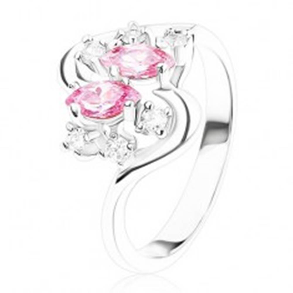 Šperky eshop Prsteň striebornej farby so zvlnenými ramenami, ružové a číre zirkóny - Veľkosť: 48 mm