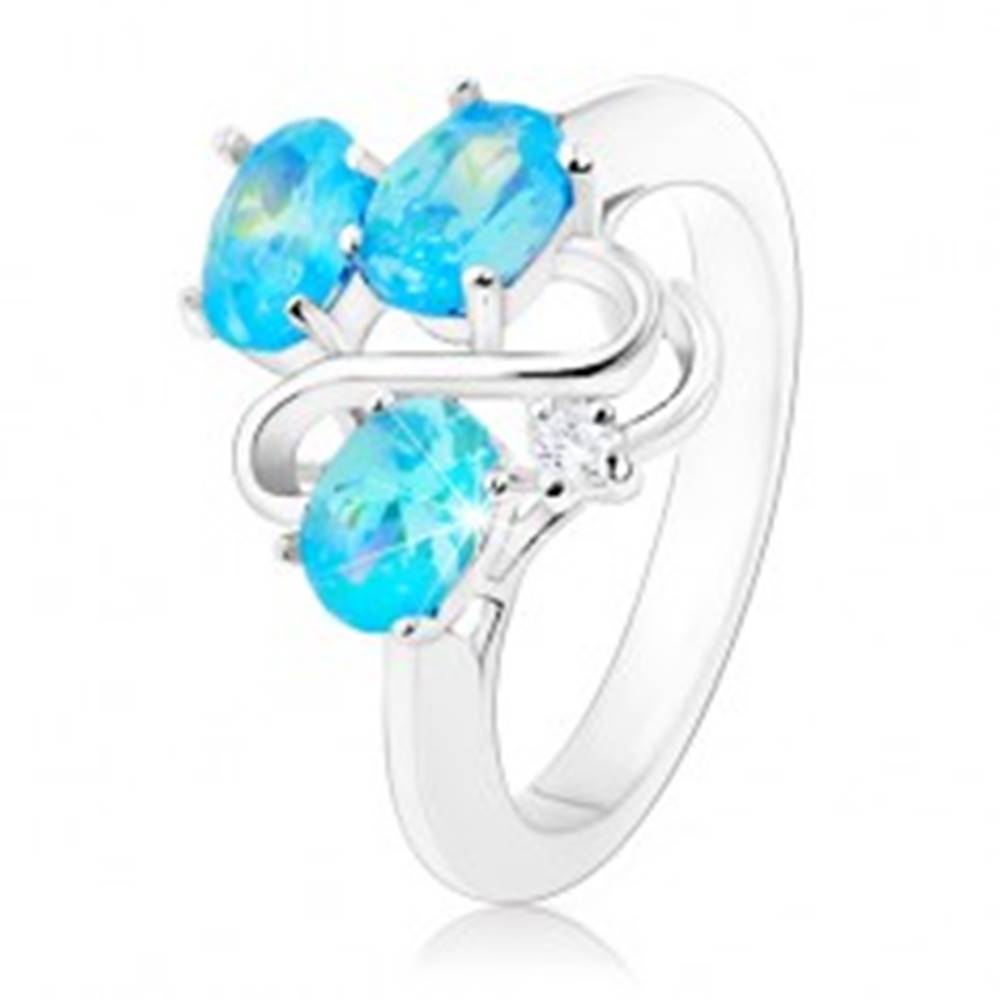 Šperky eshop Trblietavý prsteň striebornej farby, zvlnená línia, tri ovály akvamarínovej farby - Veľkosť: 49 mm