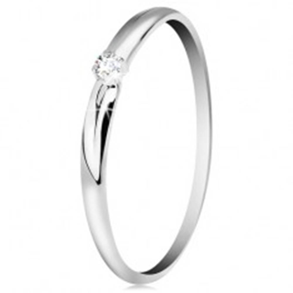 Šperky eshop Briliantový prsteň v bielom 14K zlate - tenké zárezy na ramenách, číry diamant - Veľkosť: 49 mm