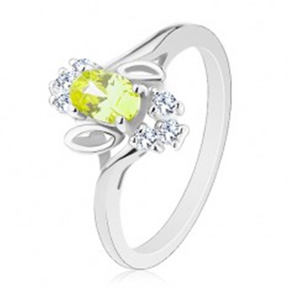 Šperky eshop Ligotavý prsteň, svetlozelený oválny zirkón, lístočky, číre zirkóniky - Veľkosť: 61 mm