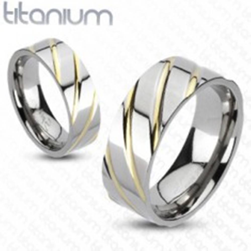 Šperky eshop Titánový prsteň striebornej farby - prúžky v zlatej farbe - Veľkosť: 49 mm
