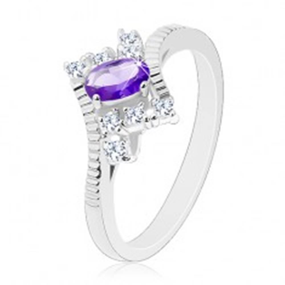 Šperky eshop Trblietavý prsteň v striebornom odtieni, fialový ovál, číre zirkóny - Veľkosť: 49 mm