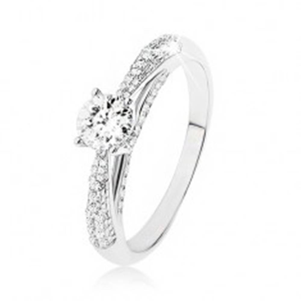 Šperky eshop Trblietavý strieborný prsteň 925, číry kamienok, zdobené bočné strany prsteňa - Veľkosť: 48 mm