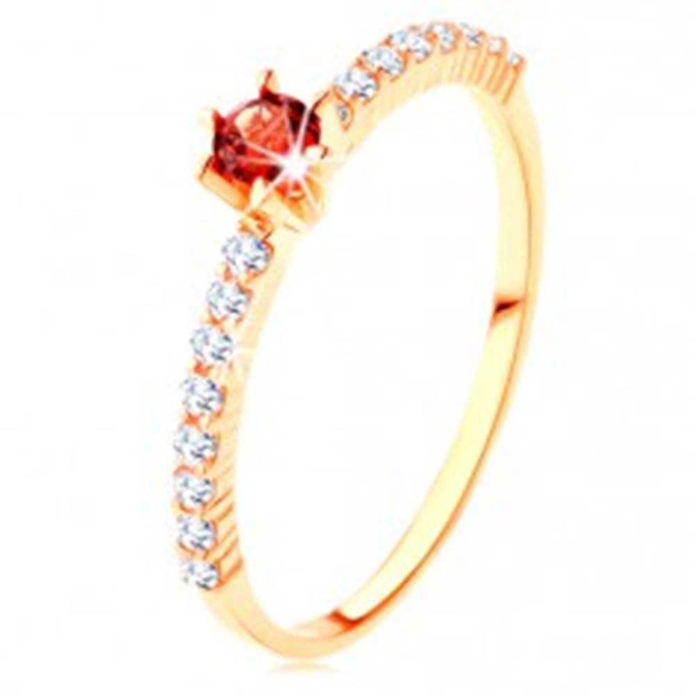 Šperky eshop Zlatý prsteň 585 - číre zirkónové línie, vyvýšený okrúhly červený granát - Veľkosť: 49 mm