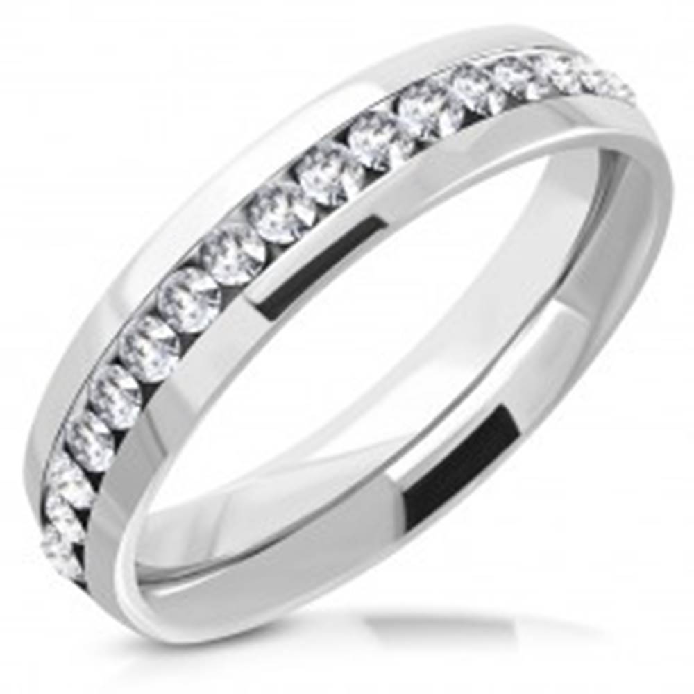 Šperky eshop Lesklý prsteň z chirurgickej ocele s trblietavým zirkónovým pásom uprostred - Veľkosť: 49 mm