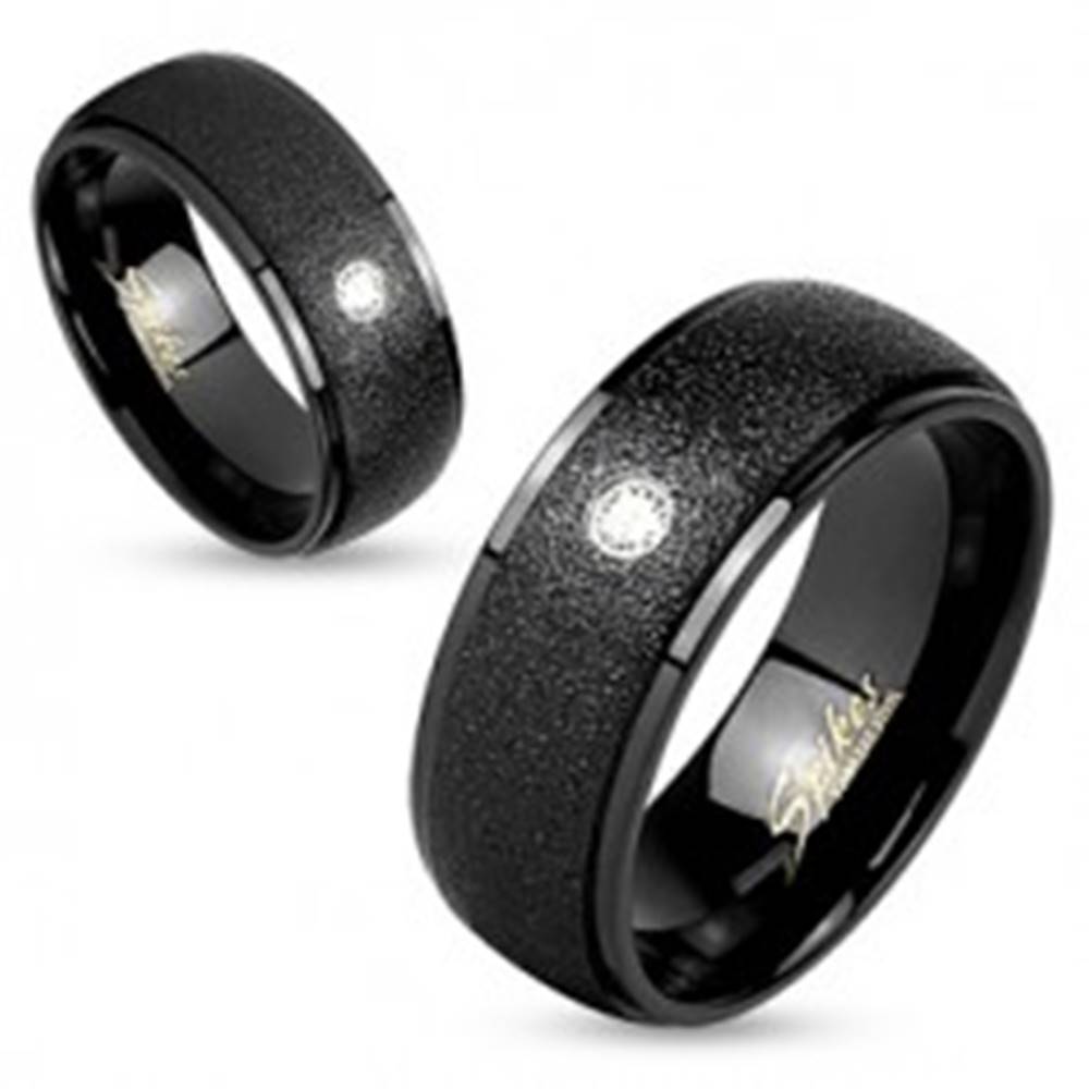 Šperky eshop Čierna oceľová obrúčka, ligotavý pieskovaný povrch, číry zirkónik, 6 mm - Veľkosť: 49 mm