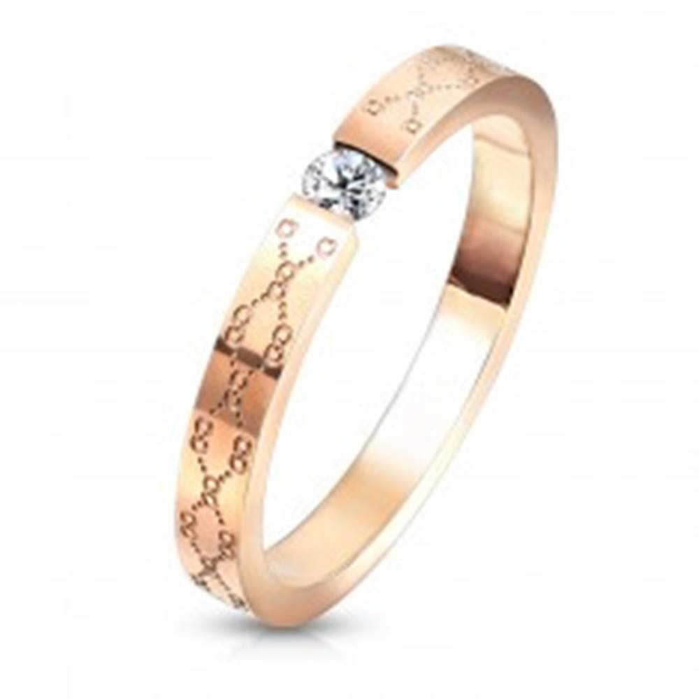 Šperky eshop Snubný prsteň z ocele - číry zirkón, medená farba, jemné gravírovanie - Veľkosť: 49 mm