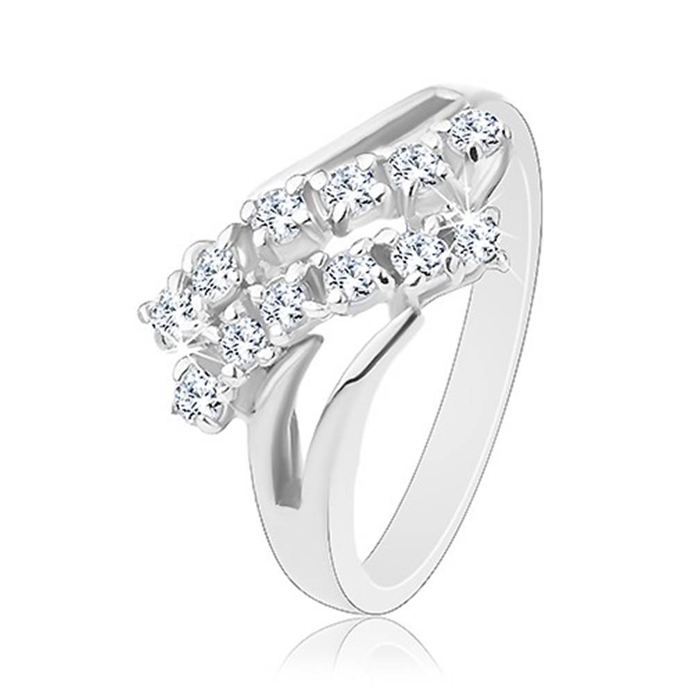 Šperky eshop Ligotavý prsteň, strieborná farba, rozdvojené ramená, dve zirkónové línie - Veľkosť: 51 mm, Farba: Číra - fialová