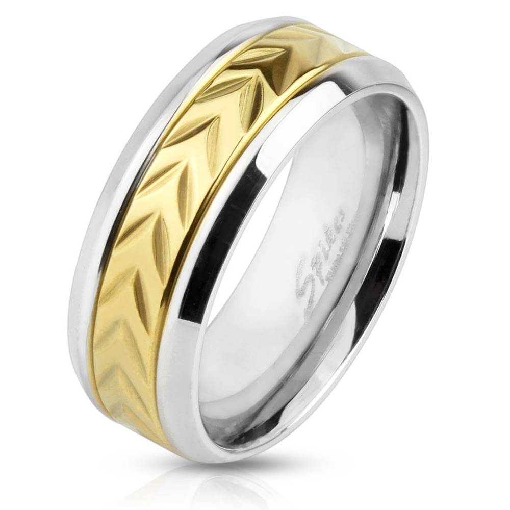 Šperky eshop Oceľová obrúčka - pás so zárezmi v zlatej farbe, úzke línie po okrajoch v striebornej farbe, 8 mm - Veľkosť: 60 mm
